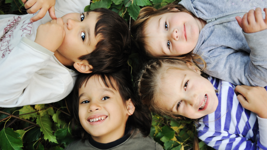 Autism (autistiskt syndrom): orsak, symtom & behandling